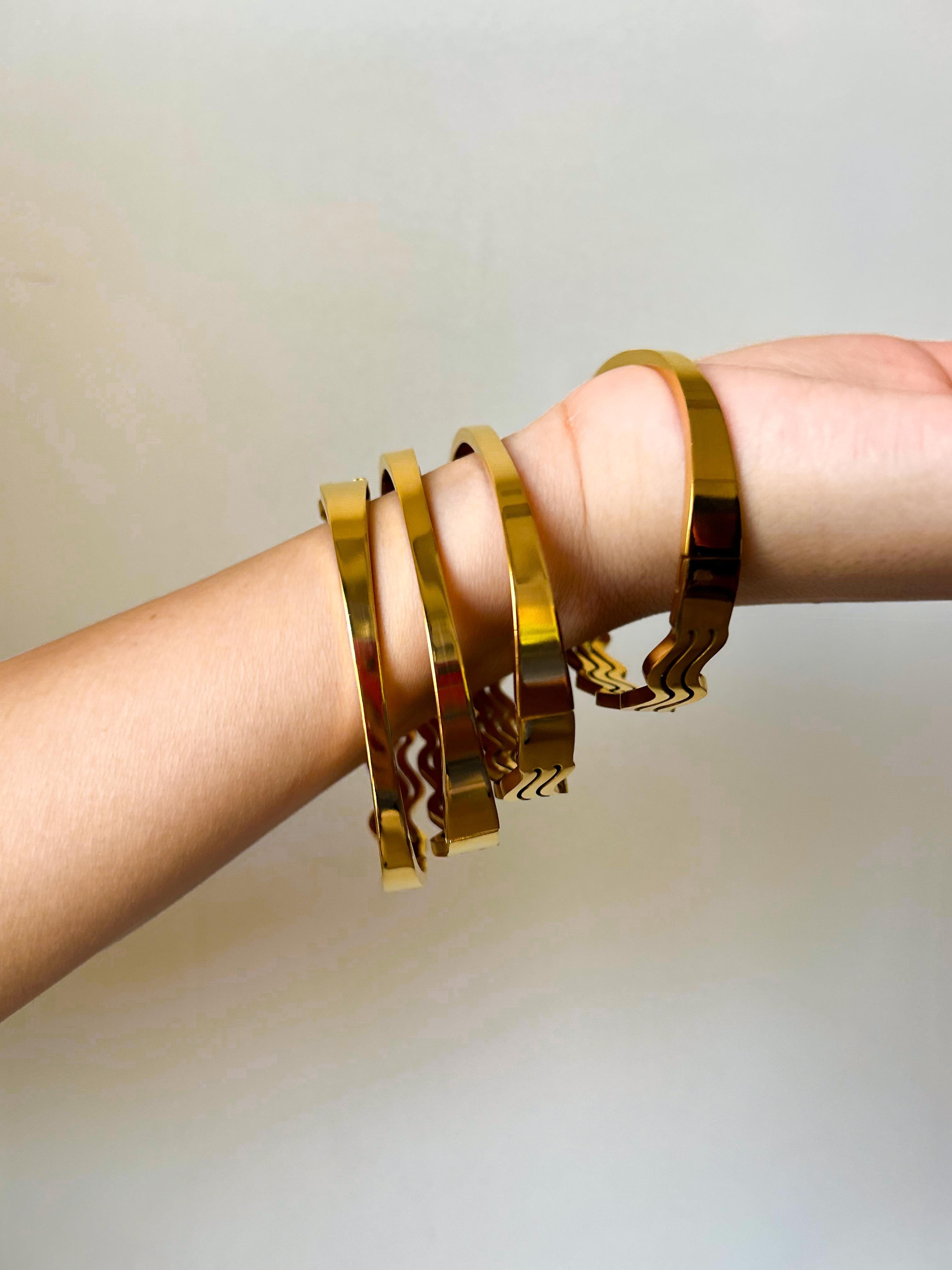 Rekhhta Essentials Cuff Waves of Gold Freesize Bangles