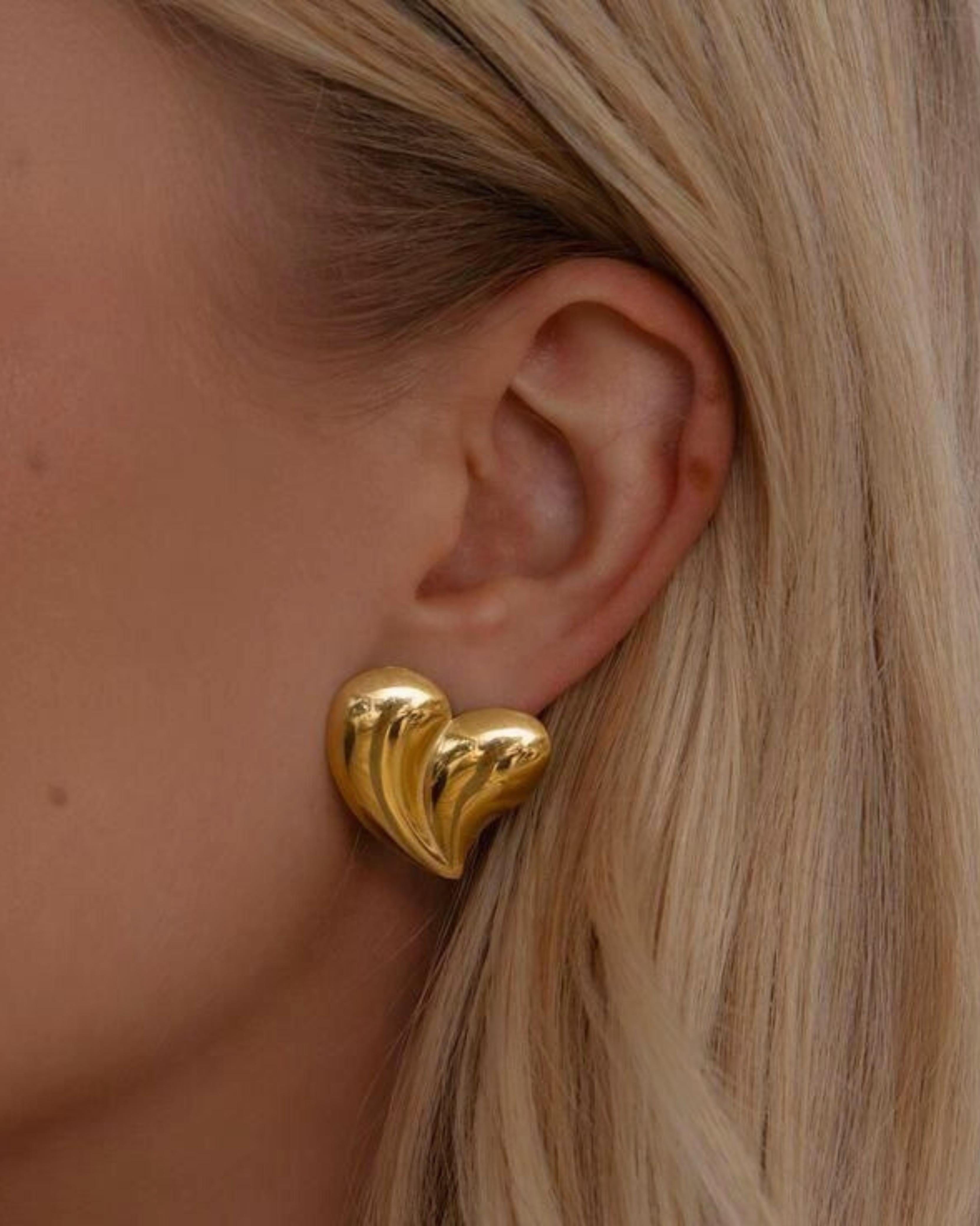 Rekhhta Essentials Earrings Gilded Wave Heart Studs