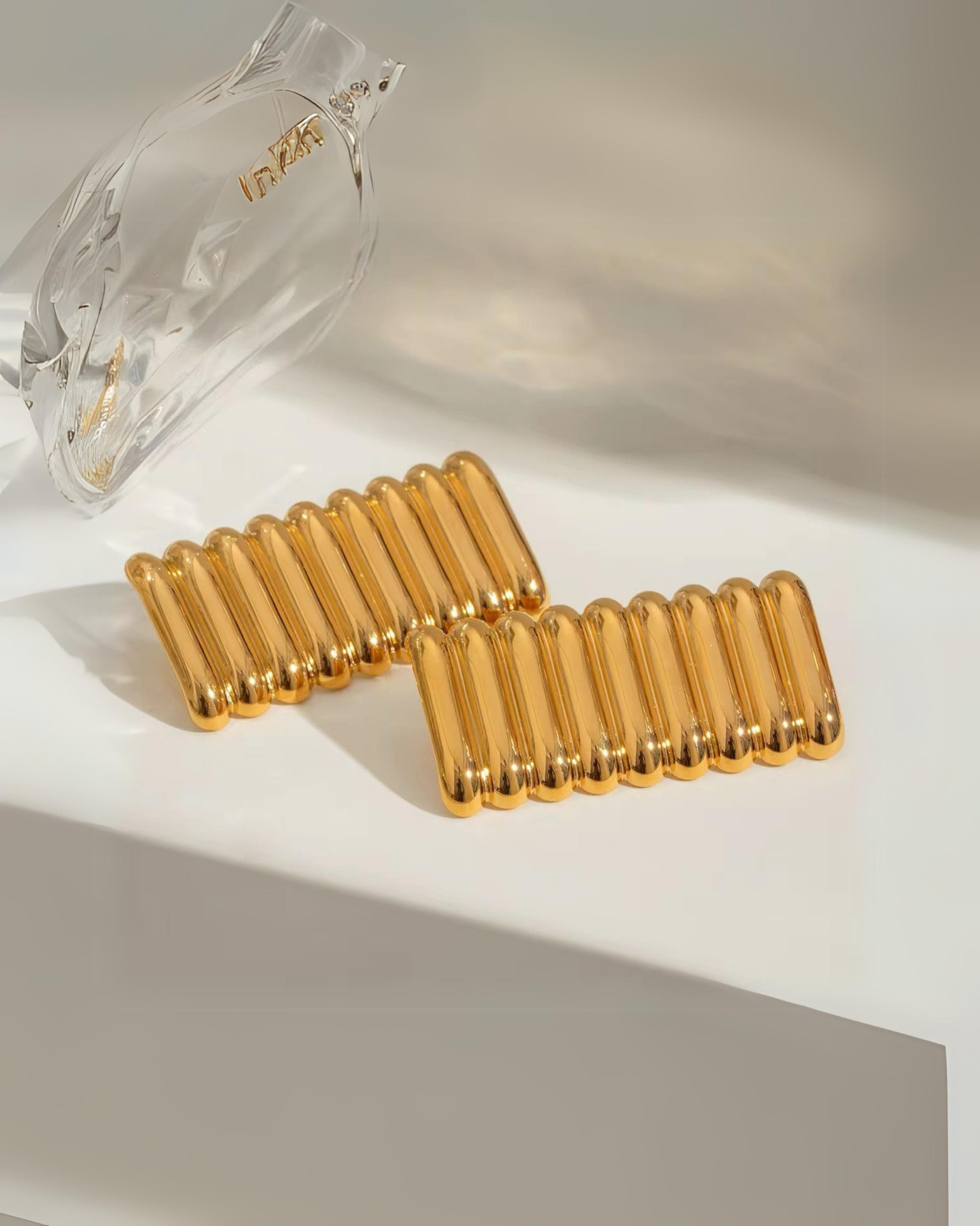 Rekhhta Essentials Earrings Gold Ribbed Bar Studs