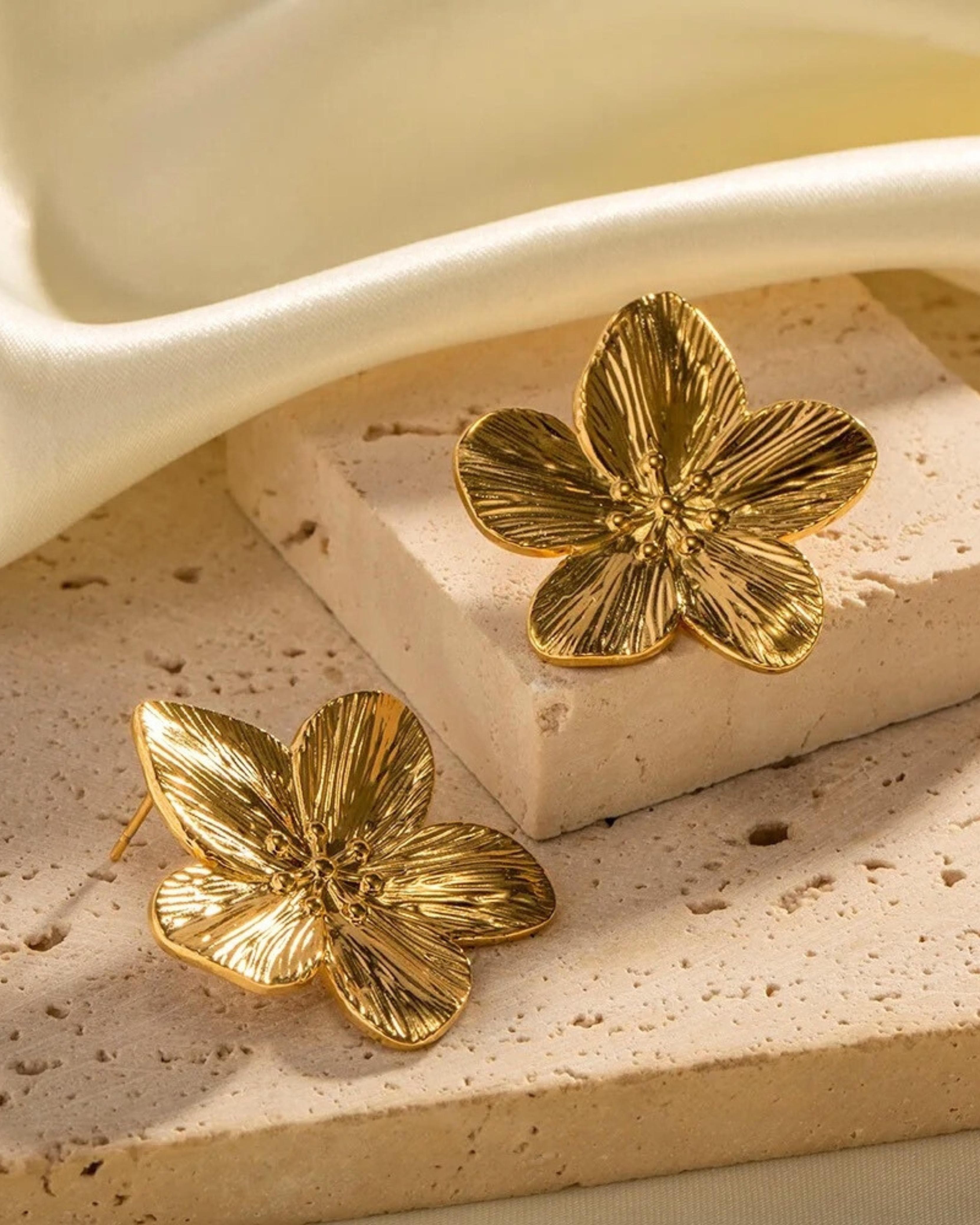 Rekhhta Essentials Earrings Golden Bloom Pop Studs