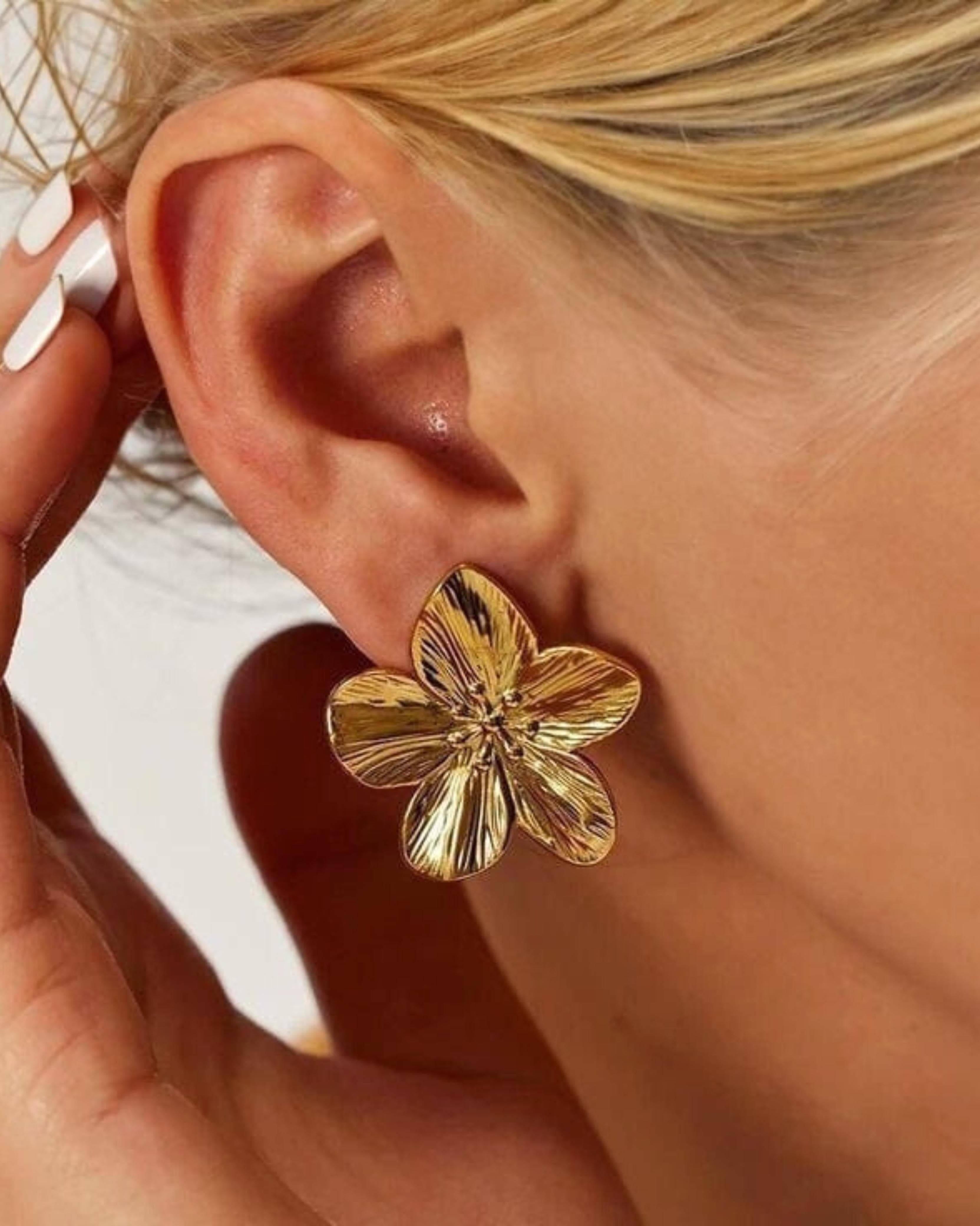 Rekhhta Essentials Earrings Golden Bloom Pop Studs