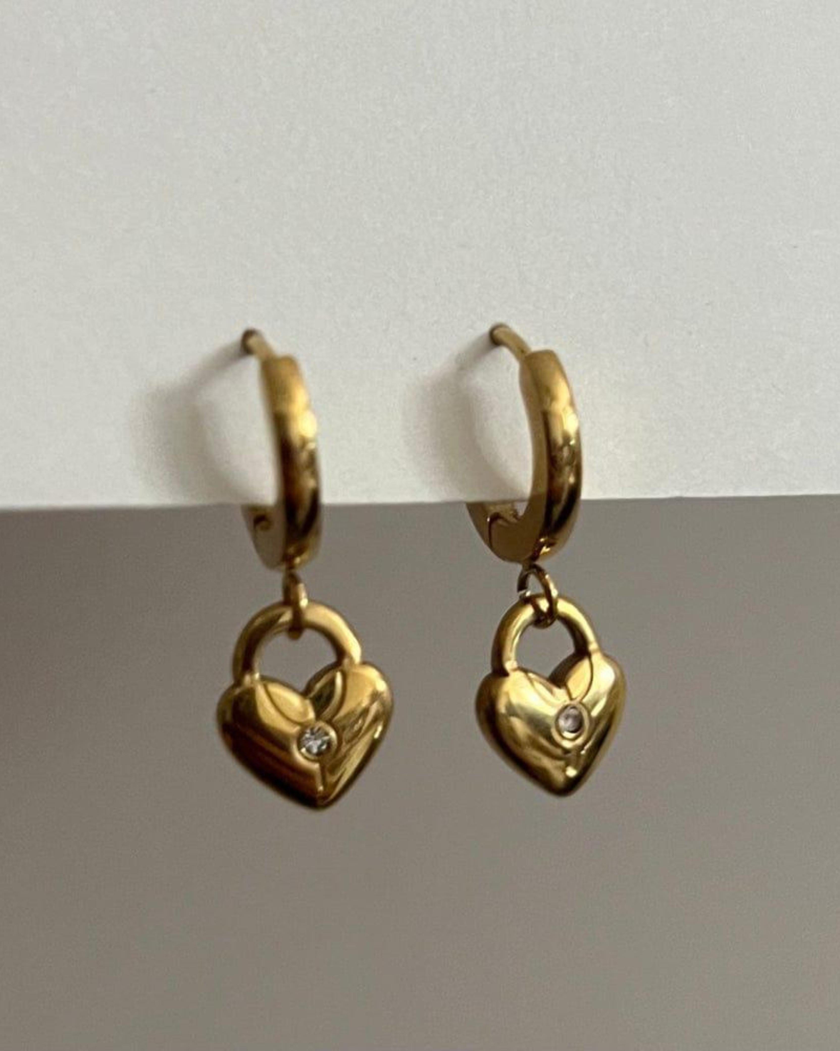 Rekhhta Essentials Earrings Heart Lock Hoops