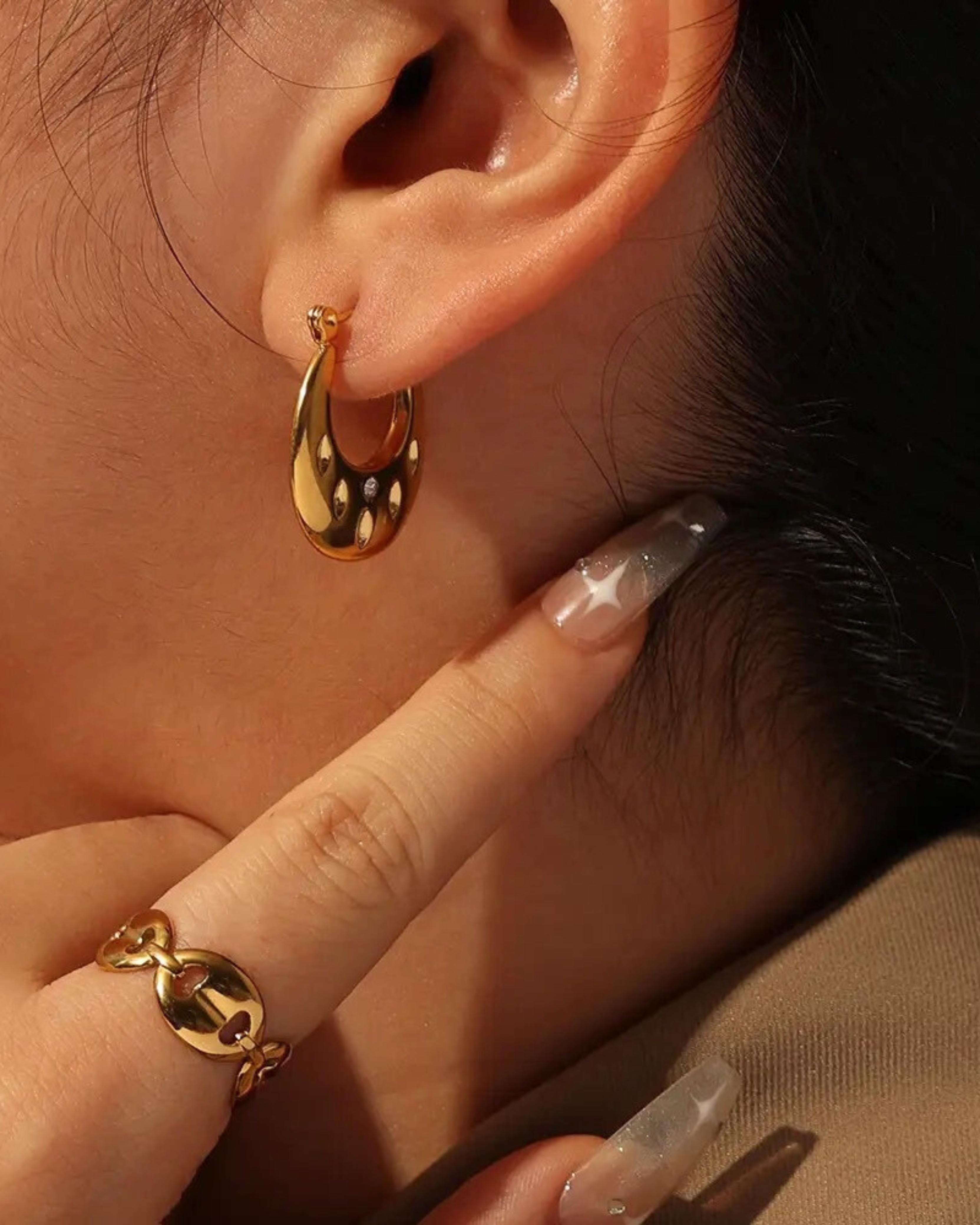 Rekhhta Essentials Earrings Luxe Droplet Hoops