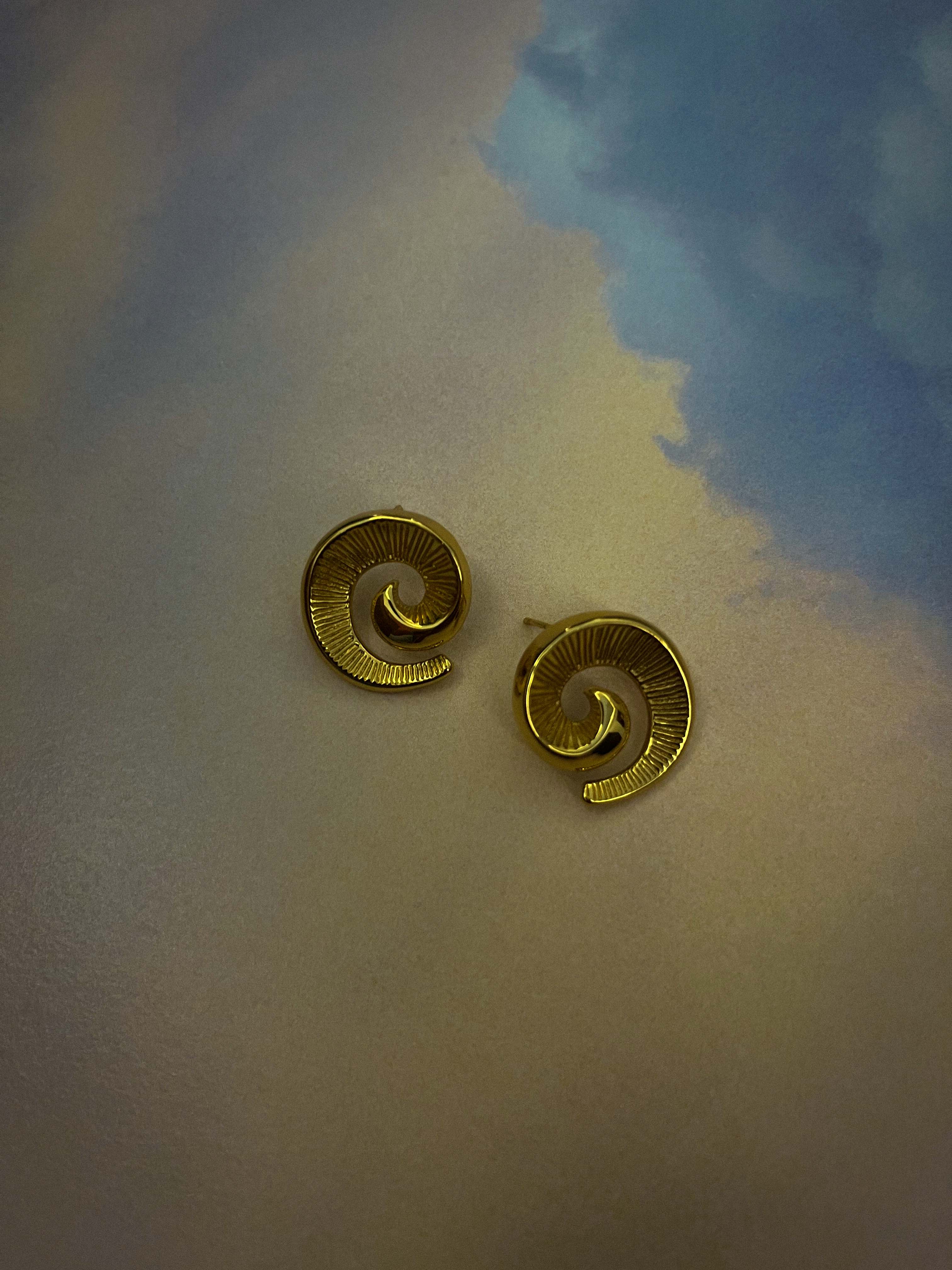 Rekhhta Essentials Earrings Nautilus Shell Earrings
